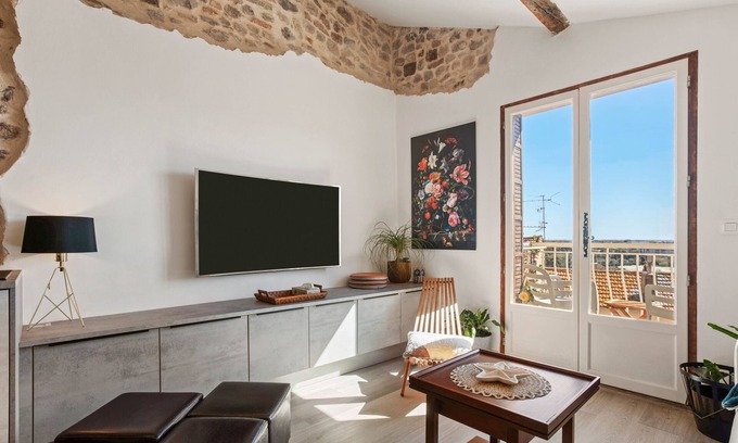 Frejus City Centre House | Holiday Home 'Vue Mer' with Sea View, Balcony and Wi-Fi