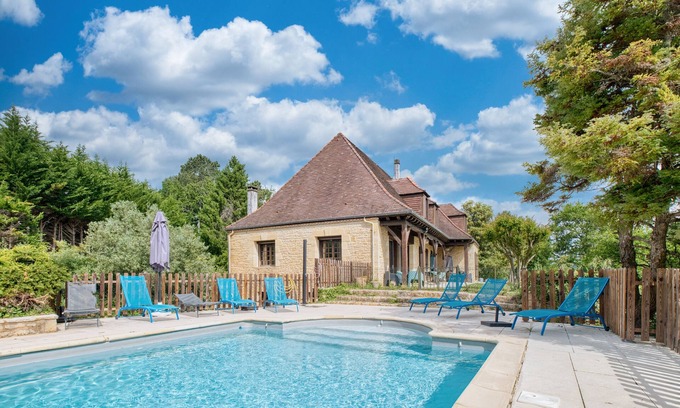 Sarlat-la-Caneda House | Holiday Home with Mountain View, Private Pool and Wi-Fi