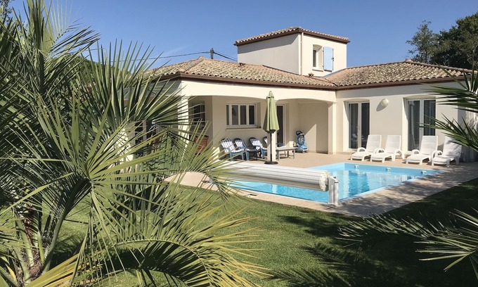 La Tremblade House | Holiday home with heated swimming pool, new bedding, in a calm area
