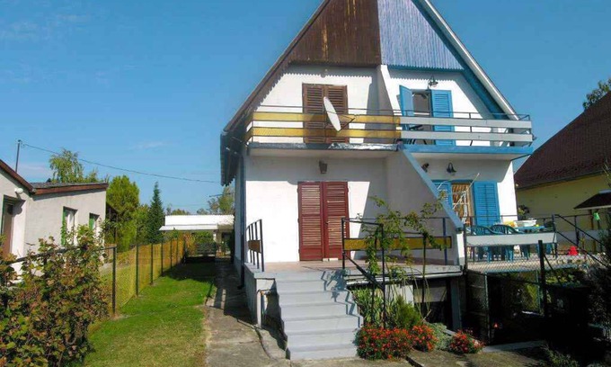 Balatonlelle House | Holiday home with garden shower