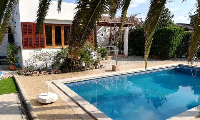 Cala Mandia House | Holiday house with pool and palm trees