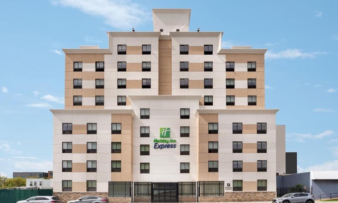 Queens Hotel | Holiday Inn Express - Jamaica - JFK AirTrain - NYC by IHG
