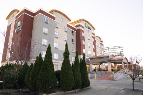 Queens Hotel | Holiday Inn Express Maspeth by IHG