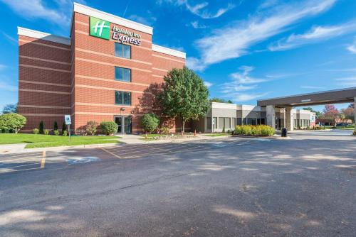Naperville Hotel | Holiday Inn Express Naperville by IHG