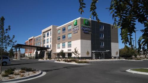 Boise Hotel | Holiday Inn Express & Suites Boise Airport by IHG