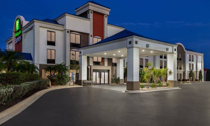 Vero Beach Hotel | Holiday Inn Express - Vero Beach by IHG
