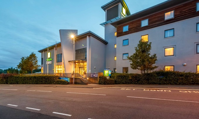 Walsall Hotel | Holiday Inn Express Walsall M6J10 by IHG