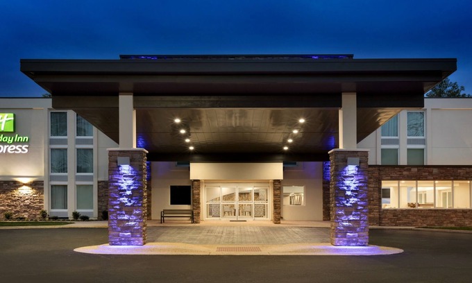Williamsburg Hotel | Holiday Inn Express Williamsbrg Busch Gardens Area by IHG