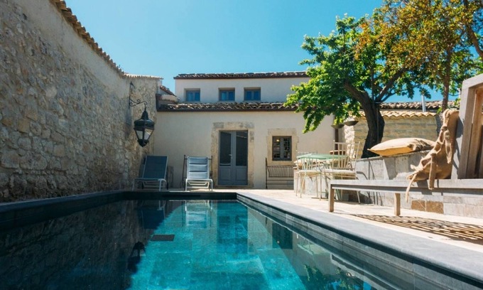 Palazzolo Acreide Historic Centre Villa | holiday rental Italy, sicily, Palazzolo Acreide, in town, pool, air conditioning, Wi-Fi, villa to rent to let sicilia