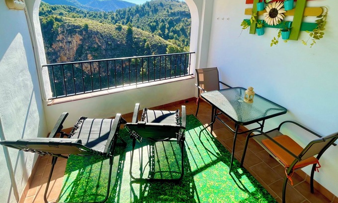 Frigiliana Apartment | HOLIDAY RENTAL APARTMENT.5 KM TO THE NEAREST BEACHES, WIFI, .SUNNY TERRACE.