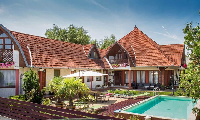 Balatonkeresztur House | Holiday room in an apartment house with pool and internet