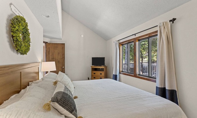 Osage Beach Villa | Holiday Shores 11 - Beautiful Villa with Resort Amenities!