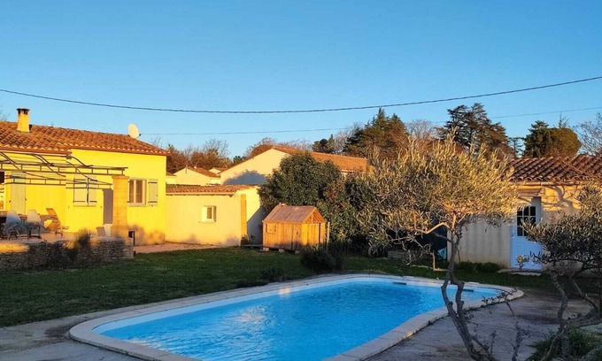 Vers-Pont-du-Gard Villa | Holidays house 5 bedrooms with garden and swimming pool