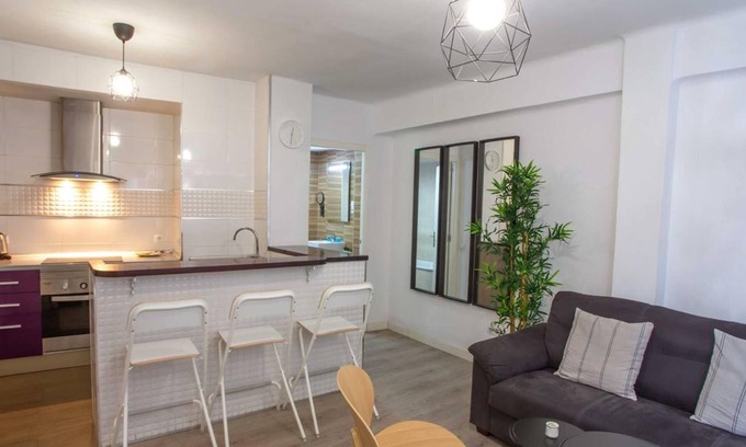 Lagunillas Apartment | Holidays2Malaga Lagunillas 3 bedrooms Downtown Local area 500mb free WiFi