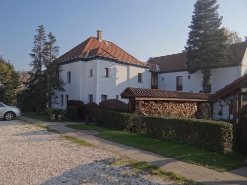 Szentendrei Bed & Breakfast | Holló Vendégház