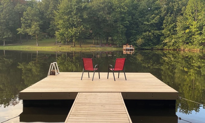 Altamont Cottage | Hollerback Hunt & Yacht Club, peaceful lakefront with private dock on 6 Acres