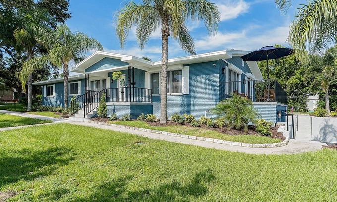 Lakeland House | Hollingsworth Heights, Spacious 3 Bed Retreat, Lake View, Family Friendly