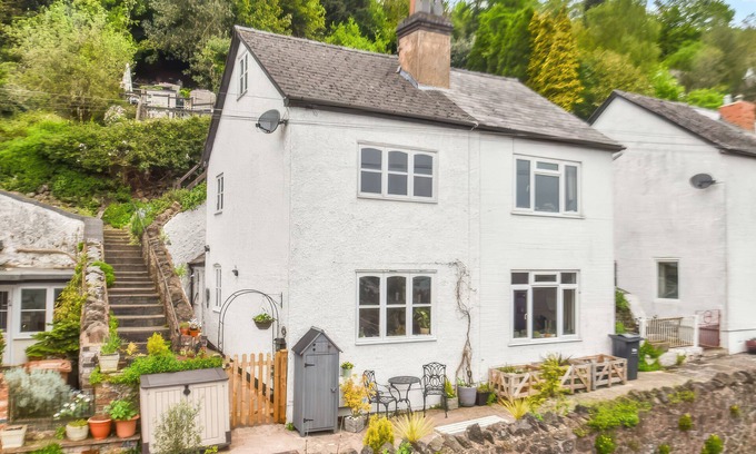 Malvern Cottage | HOLLY COTTAGE, pet friendly, with open fire in Great Malvern