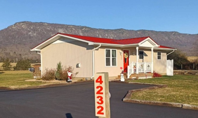 Luray Cottage | Holly Tree Retreat Located In Beautiful Luray, VA