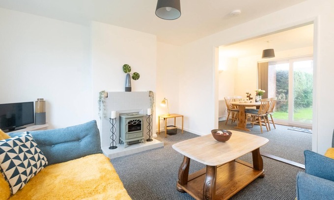 Leiston Cottage | Hollybobs - sleeps 5 guests in 3 bedrooms