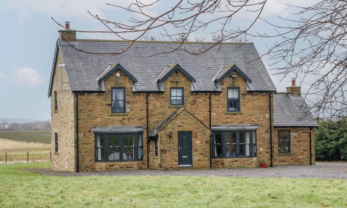Richmond Cottage | HOLLYMOOR HALL FARM, pet friendly, with hot tub in Richmond