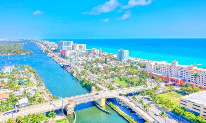 Miramar House | Hollywood Beach | Pool | Modern Updated Home | Serene Nature Preserve