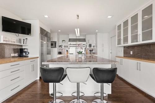 Hollywood Hills West Villa | Hollywood Hills Golden Retreat