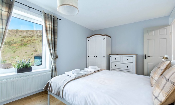 Pleasance Apartment | Holyrood Skyline Apartment with amazing views of Holyrood Park & Arthur's Seat