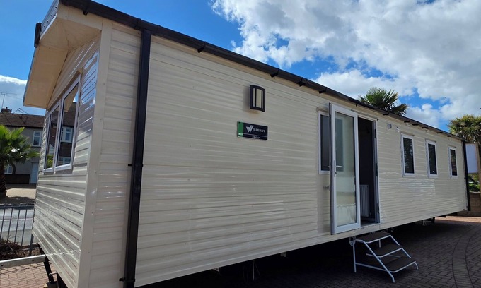Clacton-on-Sea House | Home Away from Home: Cozy Caravan Rental for Your Getaway- All-in-one for you.