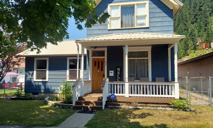 Wallace House | Home Away from Home in Wallace