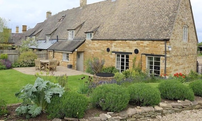 Moreton-in-Marsh Cottage | HOME FARM COTTAGE, pet friendly in Barton-On-The-Heath