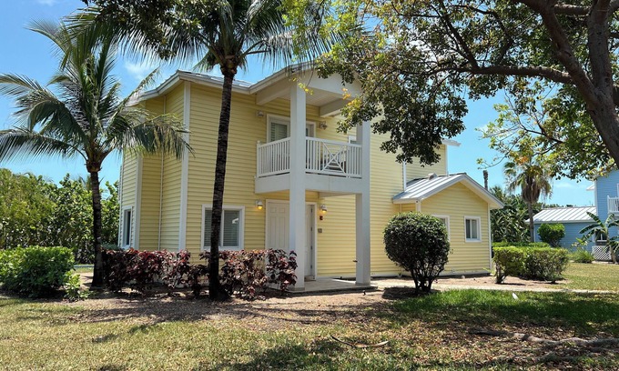 Alice Town House | Home in Bailey Town, Bimini Bay- North Bimini Optional Golf Cart and 43' Slip