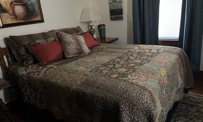 Bryson City House | home/large deck overlooking town. Walking distance to shops and restaurants