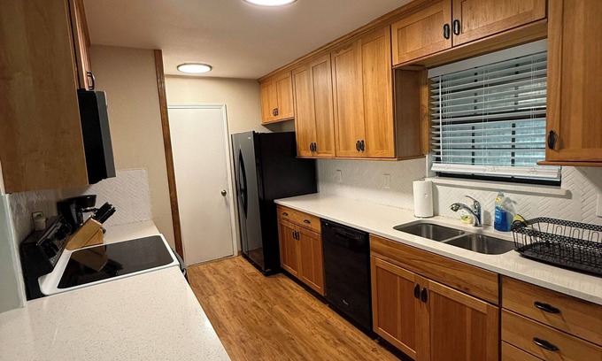 Temple House | Home near Lake and Downtown Beltonn