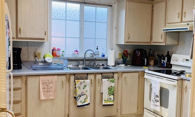 Chandler House | Home Share in Quaint Villa in 55+ Golf Resort. Private bedroom and bathroom.