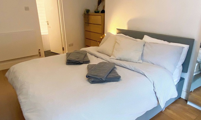 Kilburn Apartment | Homely 2BD Flat w/Private Patio — Near Maida Vale!