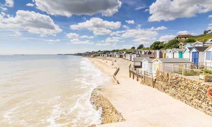 Walton on the Naze House | Homely 8 berth caravan near to the beach at Naze Marine Holiday Park, ref 17140P