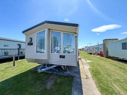 Walton on the Naze Other | Homely 8 Berth Caravan Near To The Beach In Walton-On-The-Naze Ref 17157P