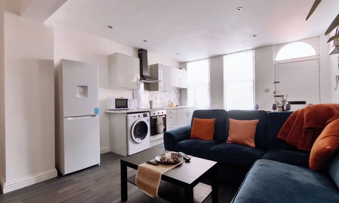 Birmingham City Centre Apartment | Homely, City Centre 3BR Flat on a Quiet Street in Birmingham