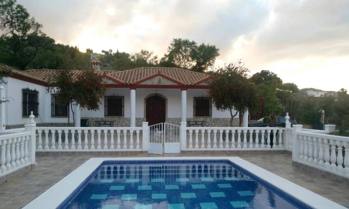 Prado del Rey Ski Chalet | Homerez - Big chalet for 11 ppl. with swimming-pool and terrace at Prado del Rey