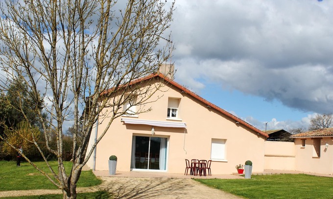 Vasles House | Homerez - Charming house in Vasles with private garden