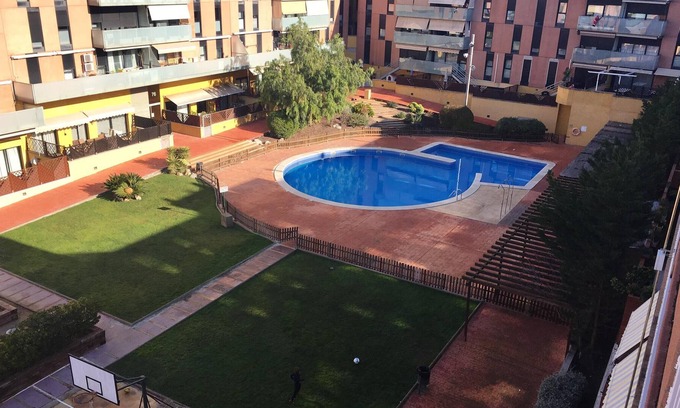 Terrassa Apartment | Homerez - Nice appartement for 6 ppl. with shared pool and jacuzzi at Terrassa