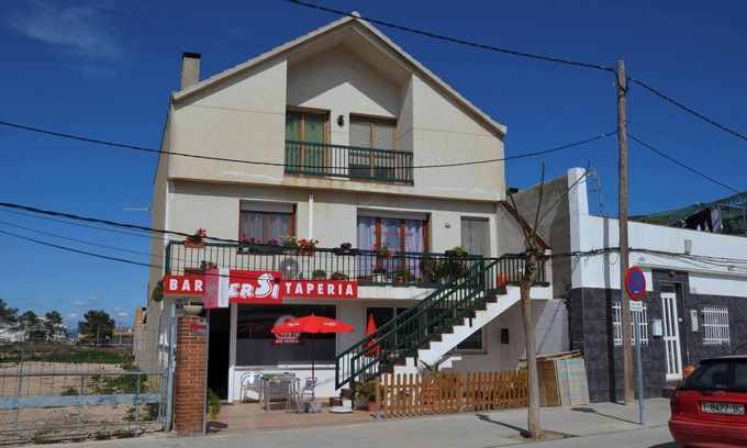 Deltebre House | Homerez - Spacious House in Deltebre, Terrace Included