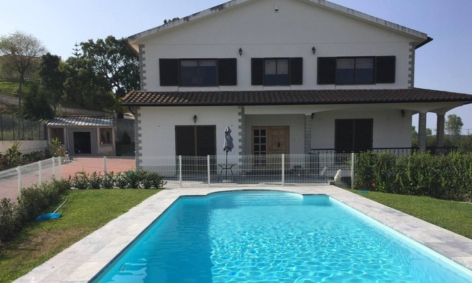 Torres Vedras Villa | Homerez - Villa for 10 ppl. with swimming-pool, garden and terrace at Maxial