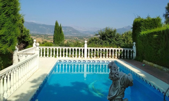 Prado del Rey Villa | Homerez - Villa for 10 pers. with swimming pool, garden and terrace in Prado del Rey