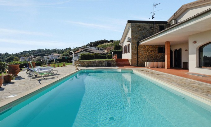Castellaccio Villa | Homerez - Villa for 7 ppl. with swimming-pool and jacuzzi at Castellaccio