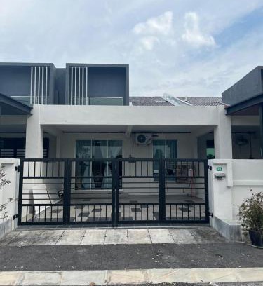 Tanjung Rambutan House | Homestay AtinAya