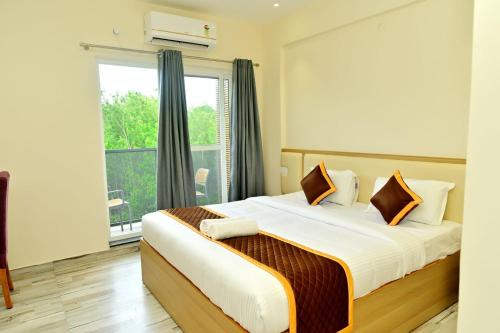 Huliyarahalli Hotel | HOMETOWN Sharu's Inn A Luxury Hotel