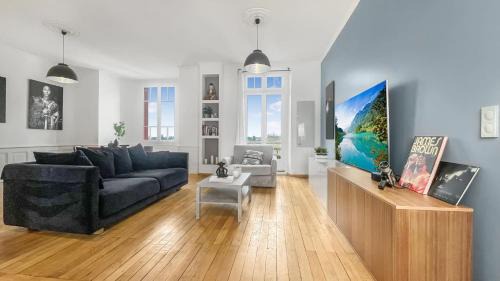 Annemasse Apartment | HOMEY AWESOME - Proche Gare et Tram - Centre-ville - Balcon privé - Wifi gratuit