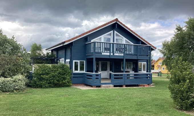 Hopton Cabin | Honeypot LodgenScandinavian Style, on-site golf course.